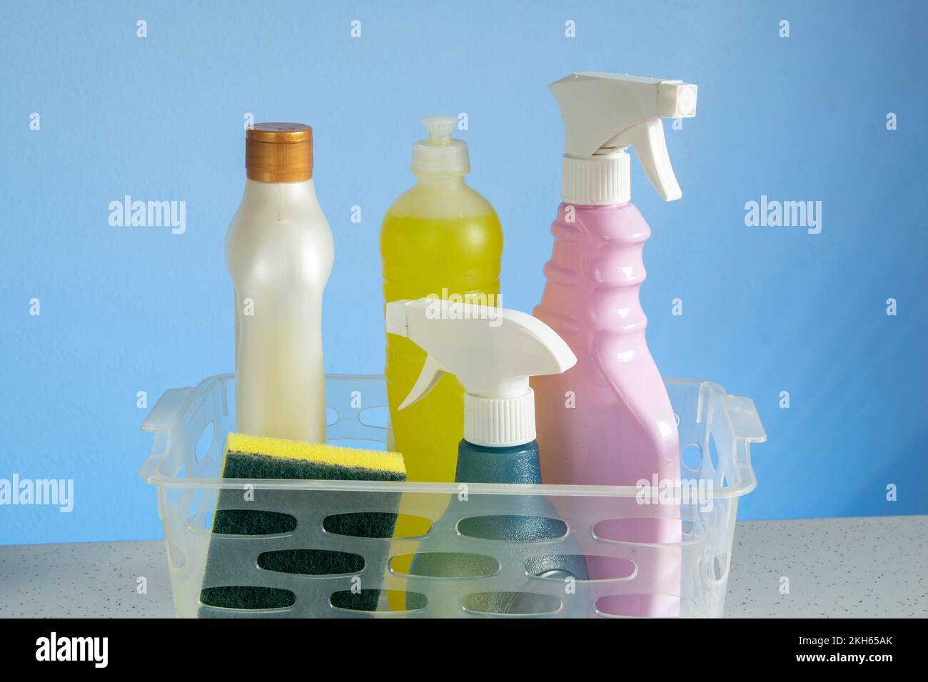 cestello con prodotti detergenti per l'igiene domestica con imballo in plastica Foto Stock