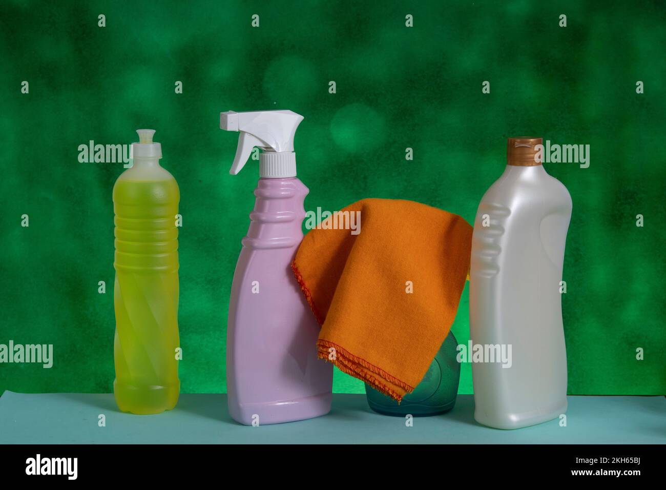 cestello con prodotti detergenti per l'igiene domestica con imballo in plastica Foto Stock