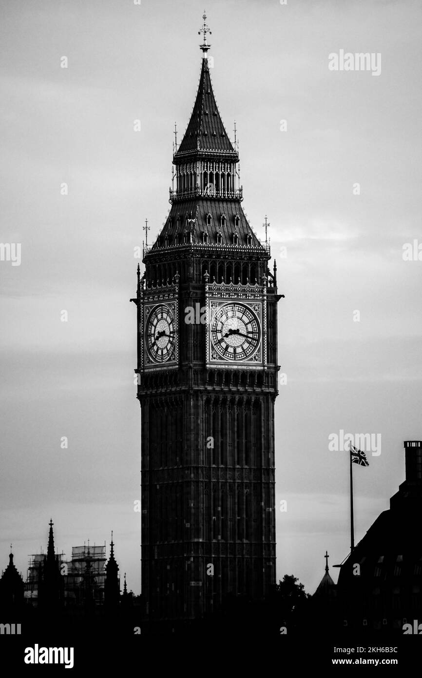 Una scala di grigi verticale della torre Elisabeth (torre Big ben Clock) a Londra, Regno Unito Foto Stock