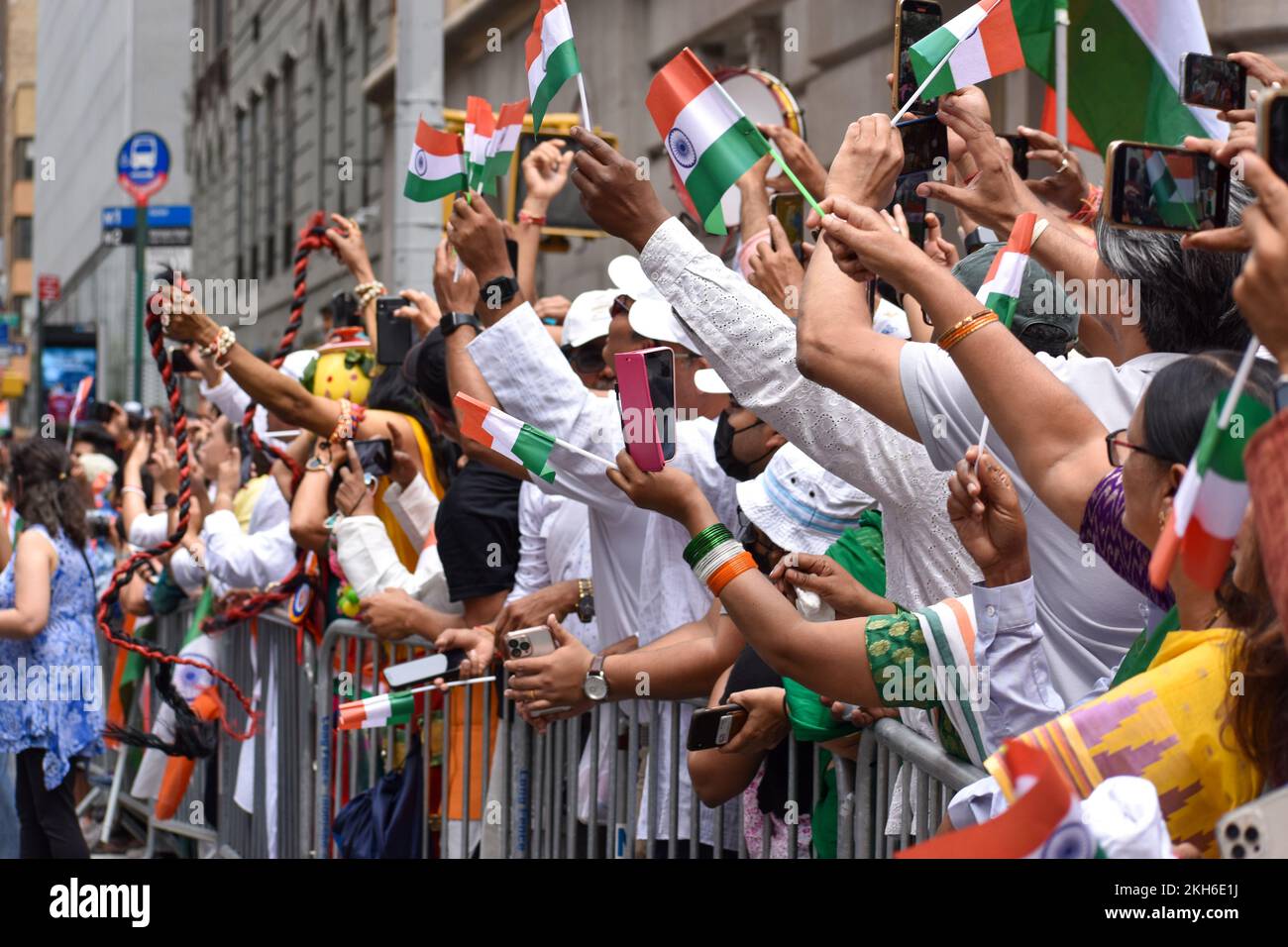 Una vista degli spettatori all'annuale Indian Day Parade lungo Madison Avenue a New York City Foto Stock