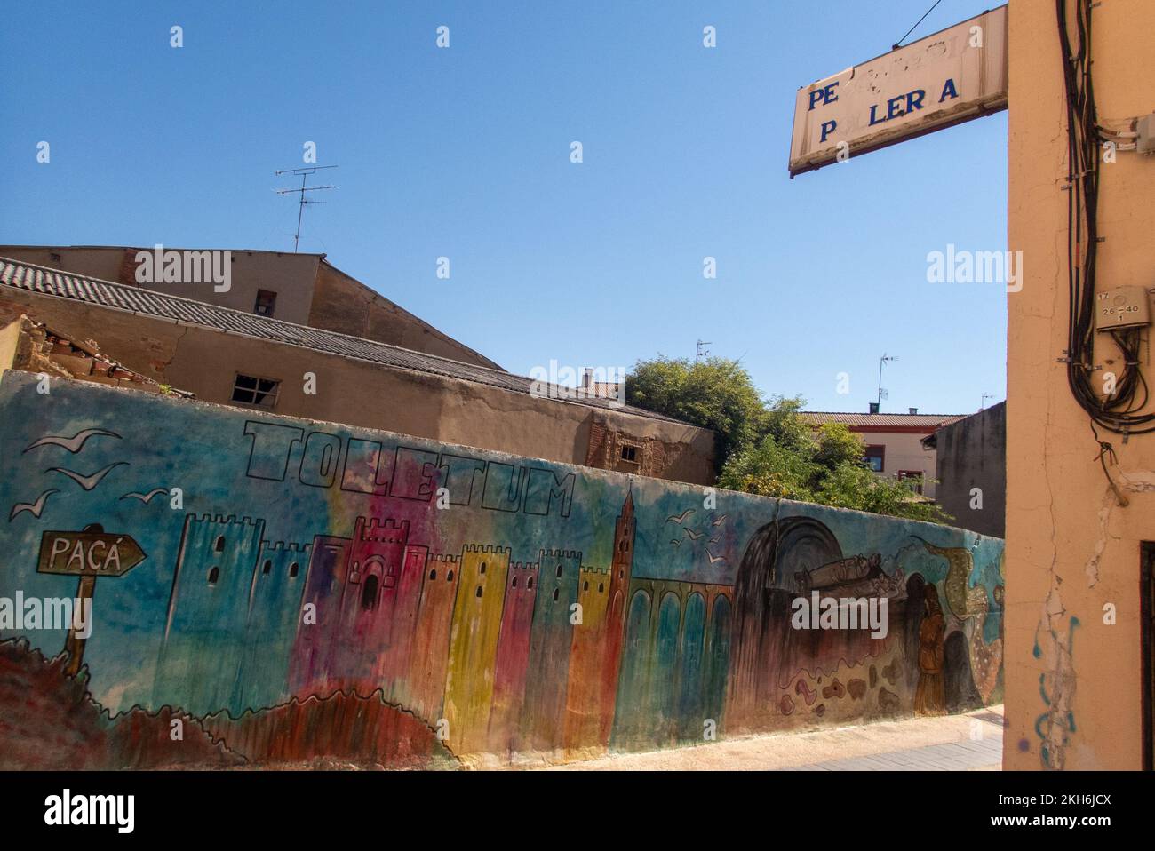 Un murale colorato nel centro storico di Sahagún. Foto Stock