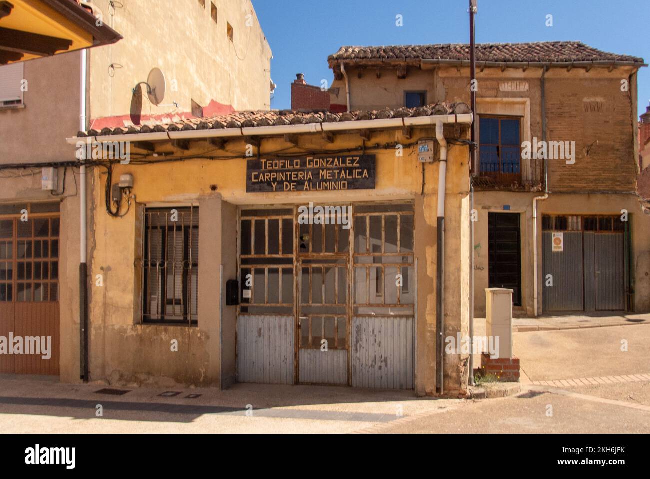 Un ex laboratorio nel centro storico di Sahagún Foto Stock