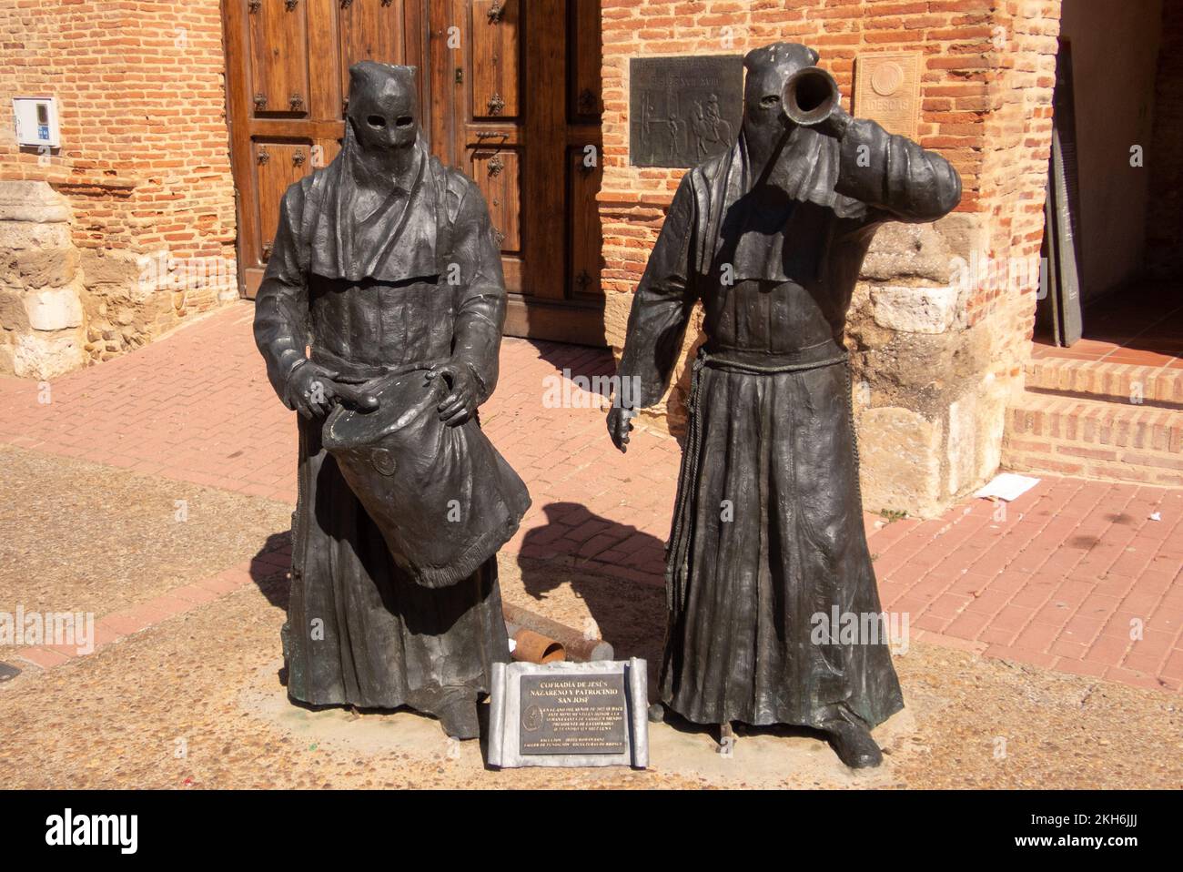 La scultura di fronte alla casa della fratellanza di Jesús Nazareno ricorda  la tradizione delle sfilate di Semana Santa in cazzi neri e cappuccio Foto  stock - Alamy