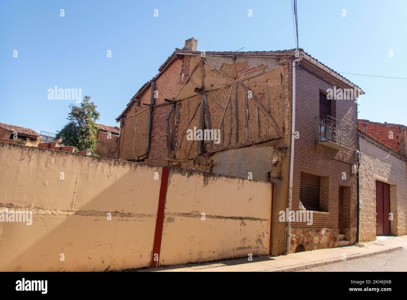 Posto vacante: Una casa storta su una strada a Sahagún, dove si può studiare perfettamente la costruzione fatta di mattoni di fango e strutture in legno Foto Stock