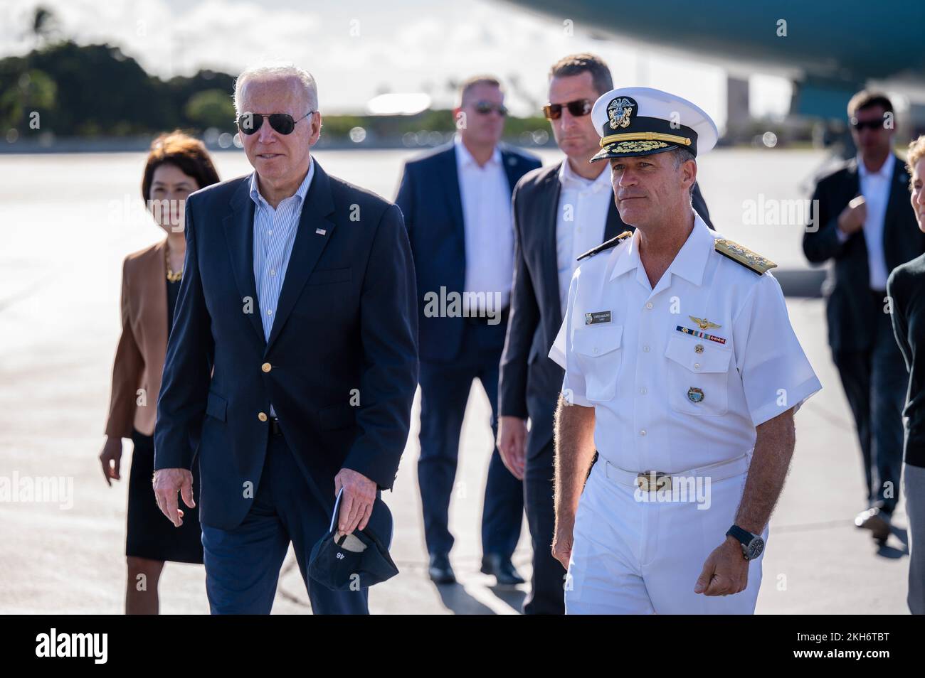 Honolulu, Stati Uniti. 16 Novembre 2022. STATI UNITI Il presidente Joe Biden cammina con la Marina ADM. John C. Aquilino, comandante degli Stati Uniti Indo-Pacific Command, a destra, durante una sosta durante il suo viaggio di ritorno dal vertice del G20 in Indonesia alla base congiunta Pearl Harbor-Hickam, 16 novembre 2022 a Honolulu, Hawaii. Credit: MC1 Anthony J. Rivera/US Navy Photo/Alamy Live News Foto Stock