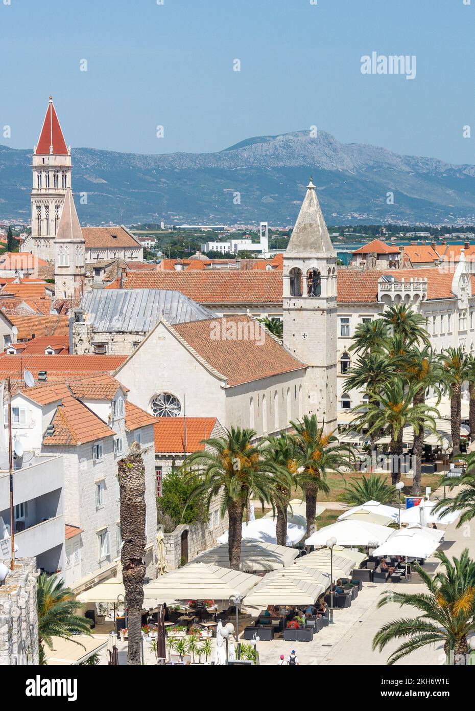 Vista della Città Vecchia e passeggiata dal Castello di Kamerlengo (Kastel Kamerlengo), Trogir, Contea di Split-Dalmazia, Croazia Foto Stock