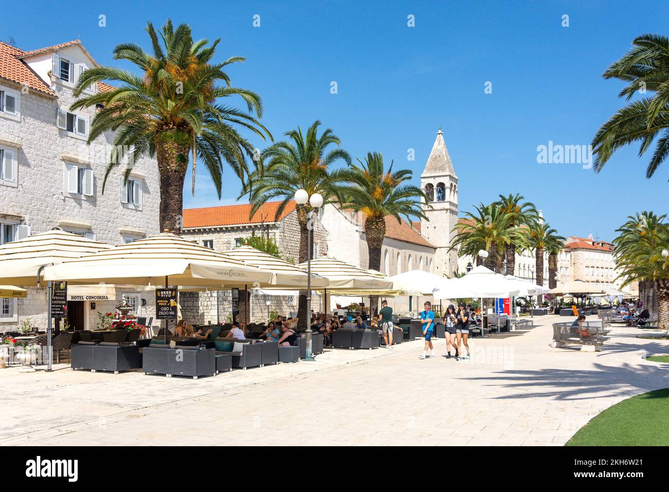 Cafe Concordia sulla passeggiata di Trogir, Città Vecchia, Trogir, Contea di Spalato-Dalmazia, Croazia Foto Stock