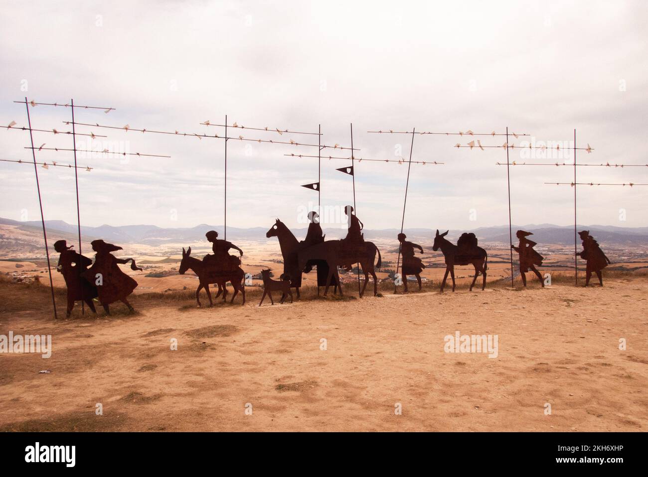 Ombre del passato: Il pellegrino-memoriale in lamiera di ferro al passo dell'Alto del Perdòn fuori Pamplona. Foto Stock