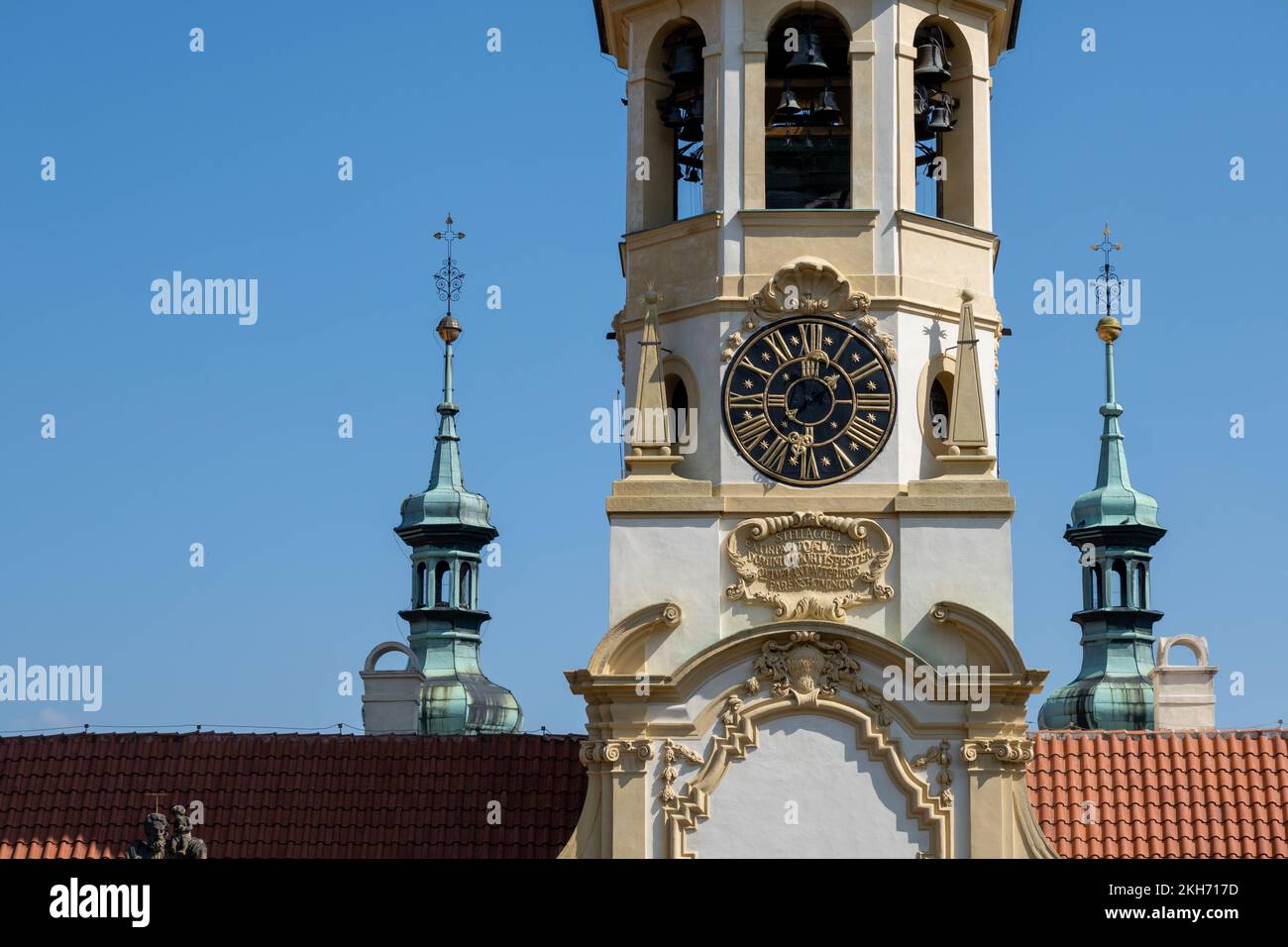 Praga, Repubblica Ceca - 4 settembre 2022: Facciata anteriore dello storico monastero di Loreto Foto Stock