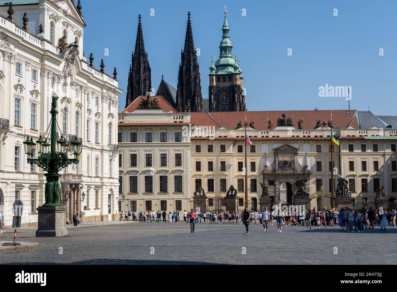 Praga, Repubblica Ceca - 4 settembre 2022: Torri di San La Cattedrale di Vito e le porte di Mattia Foto Stock