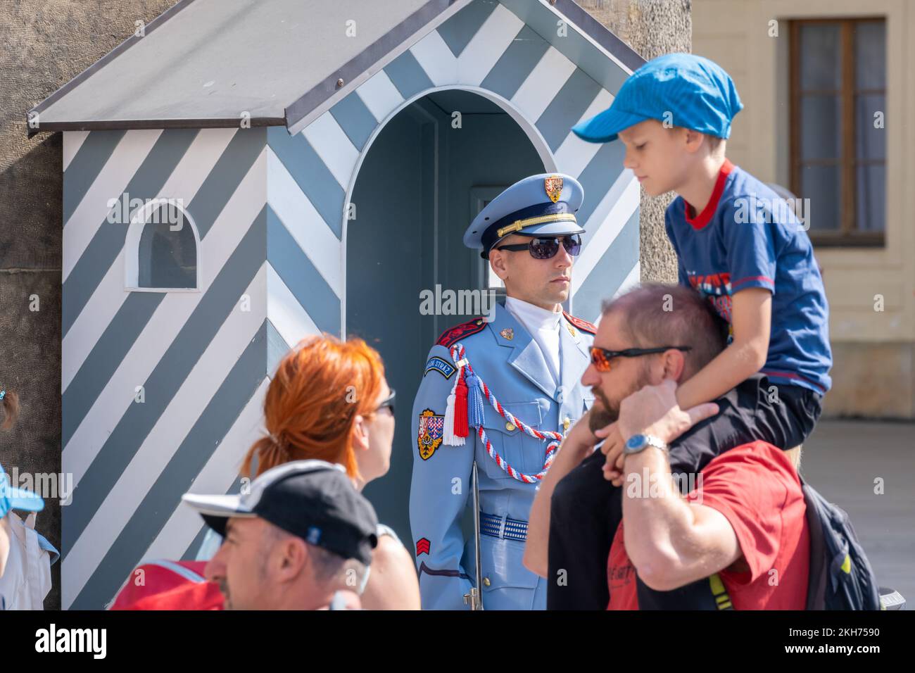 Praga, Repubblica Ceca - 4 settembre 2022: I turisti che camminano di fronte alla Guardia del Castello di Praga Foto Stock