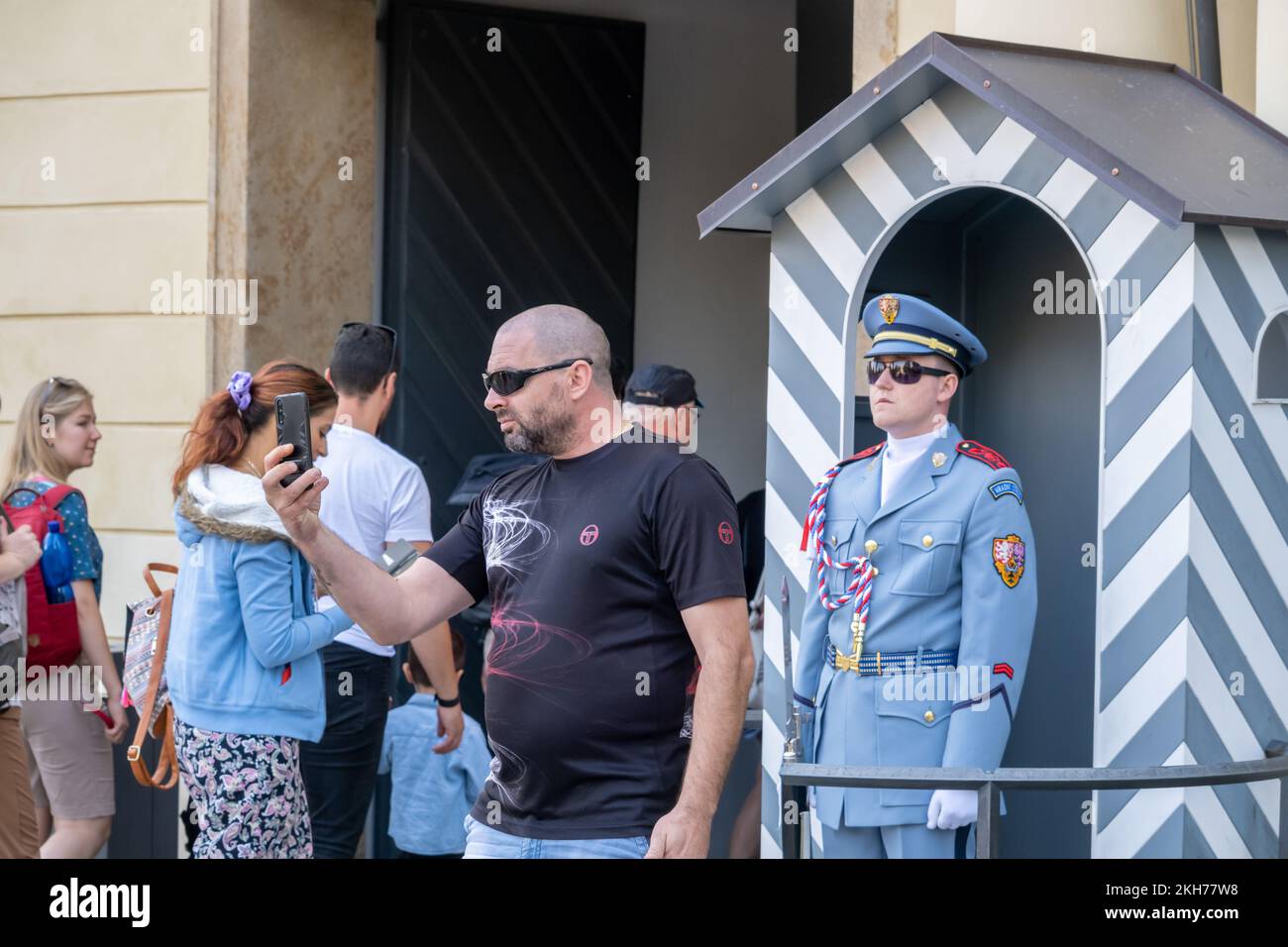 Praga, Repubblica Ceca - 4 settembre 2022: I turisti fotografano una guardia del Castello di Praga Foto Stock