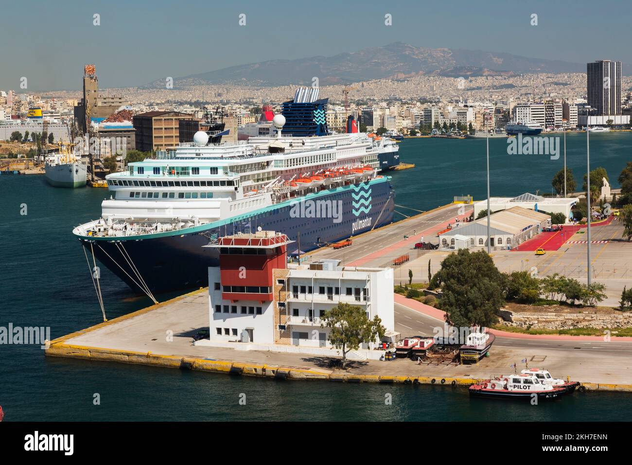 Il traghetto Pullmantur attraccò nel porto del Pireo, Atene, Grecia Foto Stock