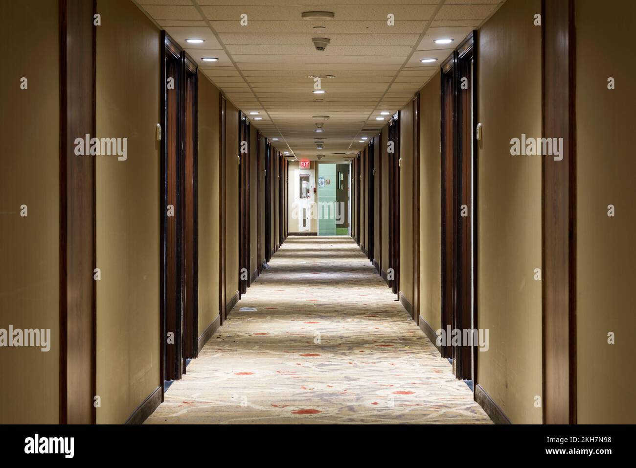 Un lungo corridoio vuoto presso l'hotel Holiday Inn Yorkdale, ora demolito, a Toronto, Ontario, Canada. Foto Stock