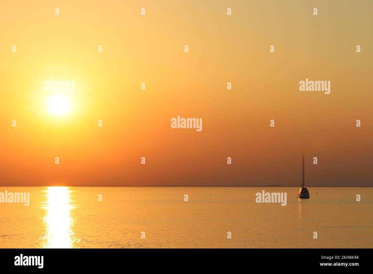 Il sole tramonta sulla speranza del miliardario russo Andrey Melnichenko di utilizzare il suo yacht a motore 'Sailing Yacht A', ora sequestrato nel porto di Trieste. Foto Stock