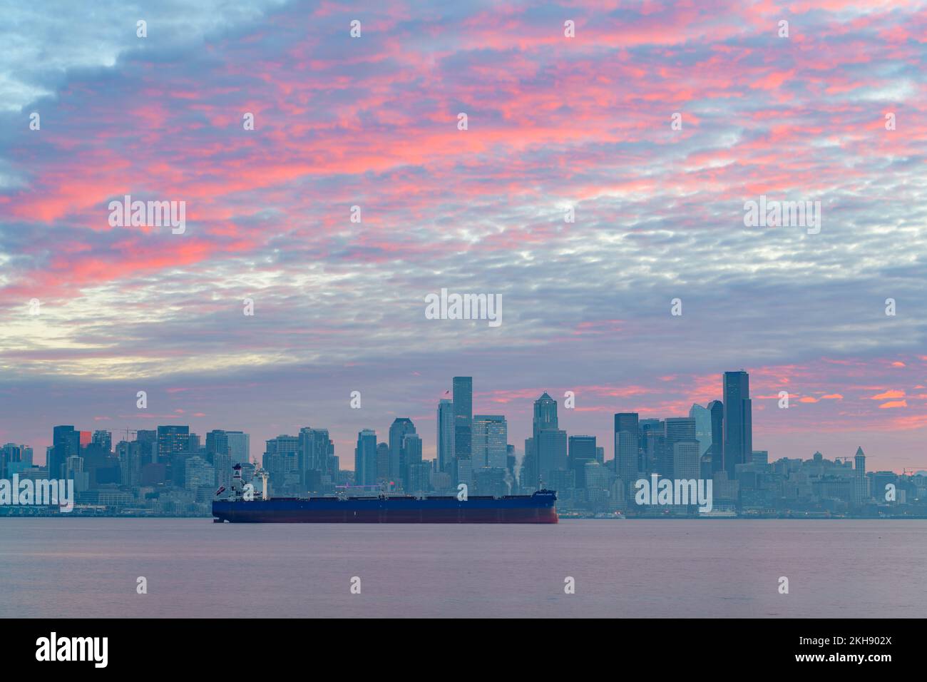 Seattle - 20 novembre 2022; la portaerei transatlantici ormeggiata a Elliott Bay Seattle all'alba con lo skyline della città sullo sfondo Foto Stock