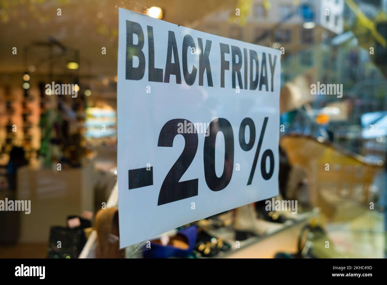Barcellona, Spagna. 23rd Nov 2022. Un cartello del Black Friday che offre uno sconto del 20% è visibile in una vetrina del negozio nel centro della città. Il Black Friday è il termine per il Venerdì successivo al giorno del Ringraziamento, che è diventato uno dei più importanti eventi di shopping a livello mondiale, con negozi che offrono vendite altamente promosse a prezzi scontati. (Foto di Davide Bonaldo/SOPA Images/Sipa USA) Credit: Sipa USA/Alamy Live News Foto Stock