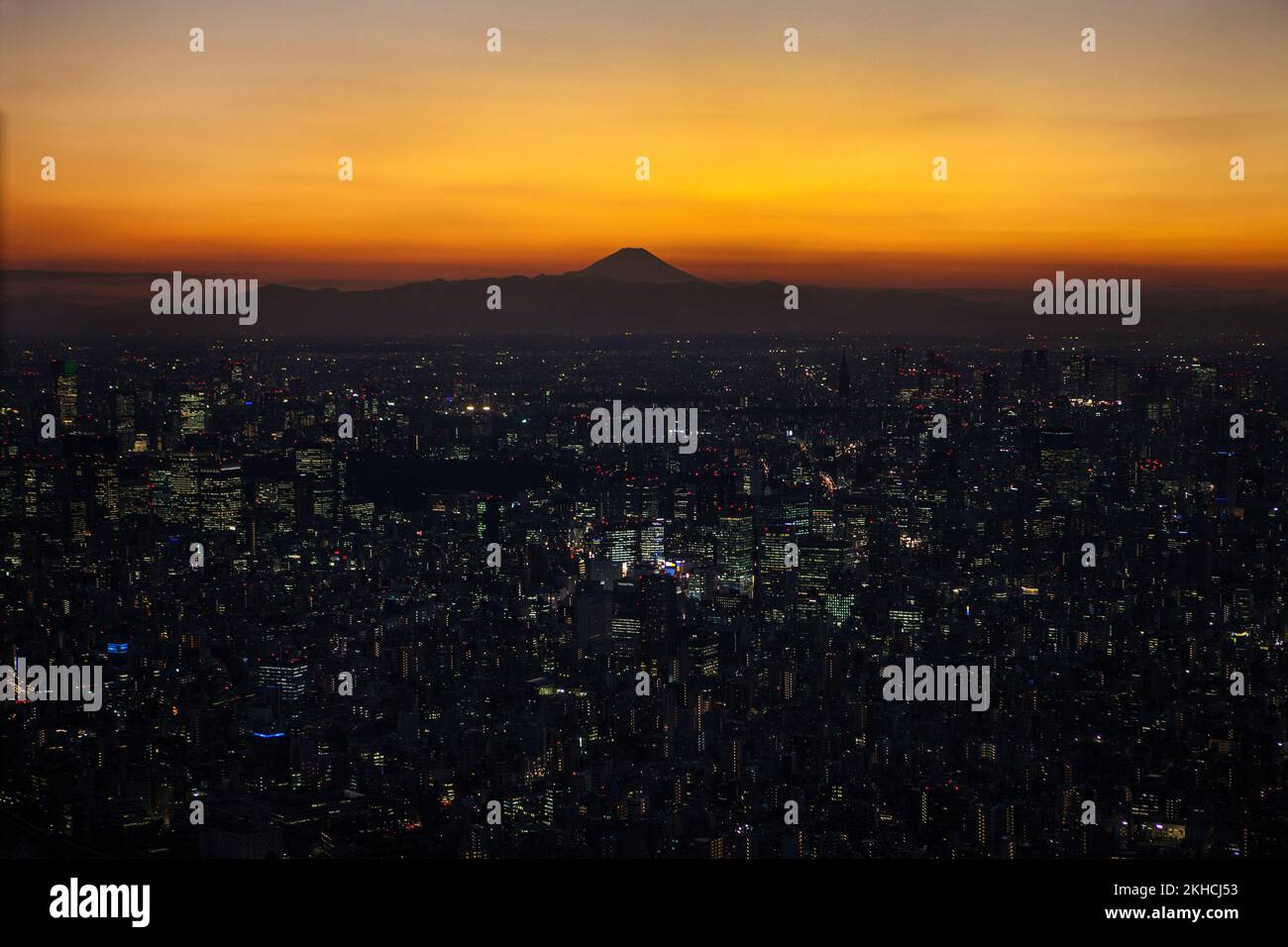 Vista del tramonto a sud-ovest e del Monte Fuji allo Skytree di Tokyo, Oshiage, Tokyo, Giappone Foto Stock