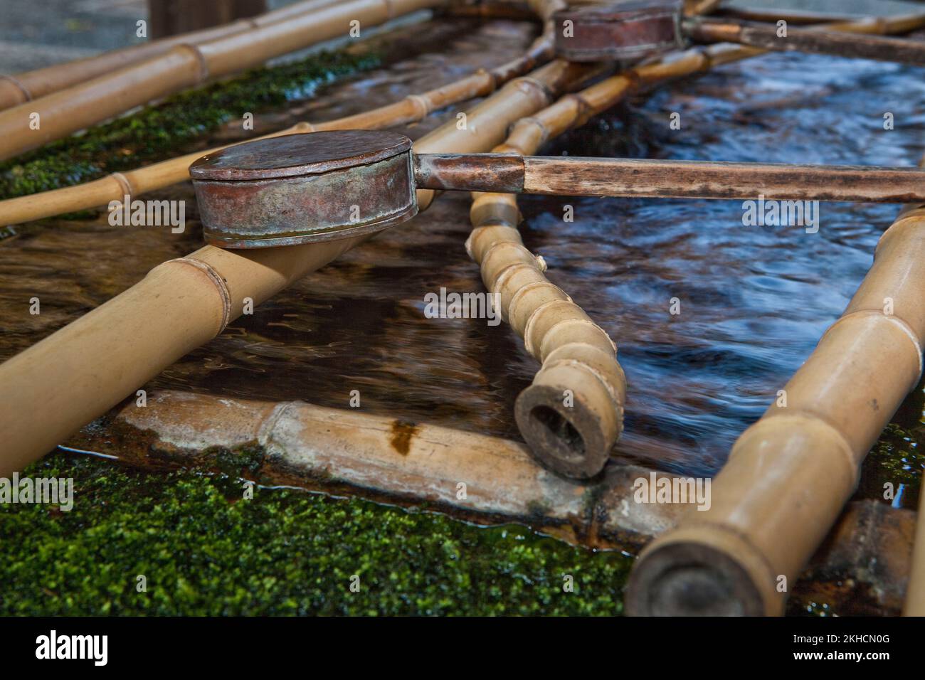 Tradizionali divatori d'acqua Mitake Jinja Shinto santuario Ontakesan Tokyo Giappone Foto Stock