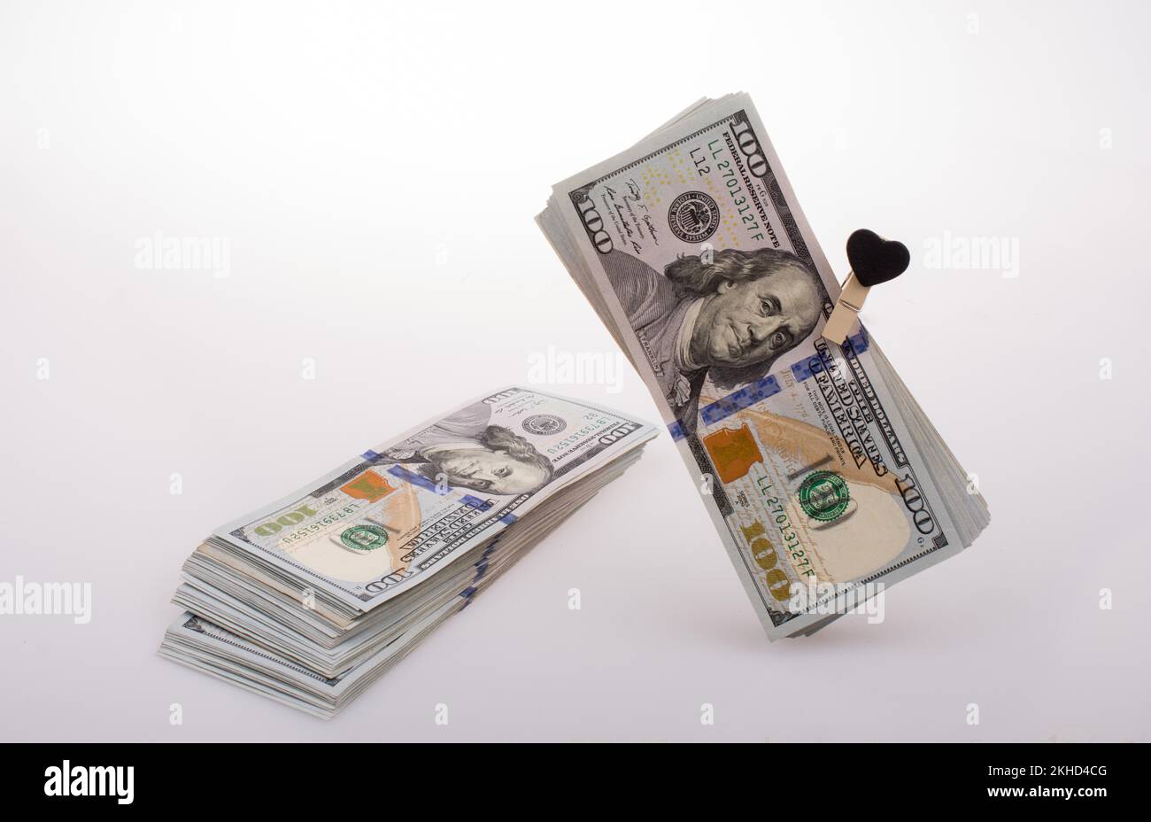 American 100 banconote di dollari con un cuore agganciare una stringa Foto Stock