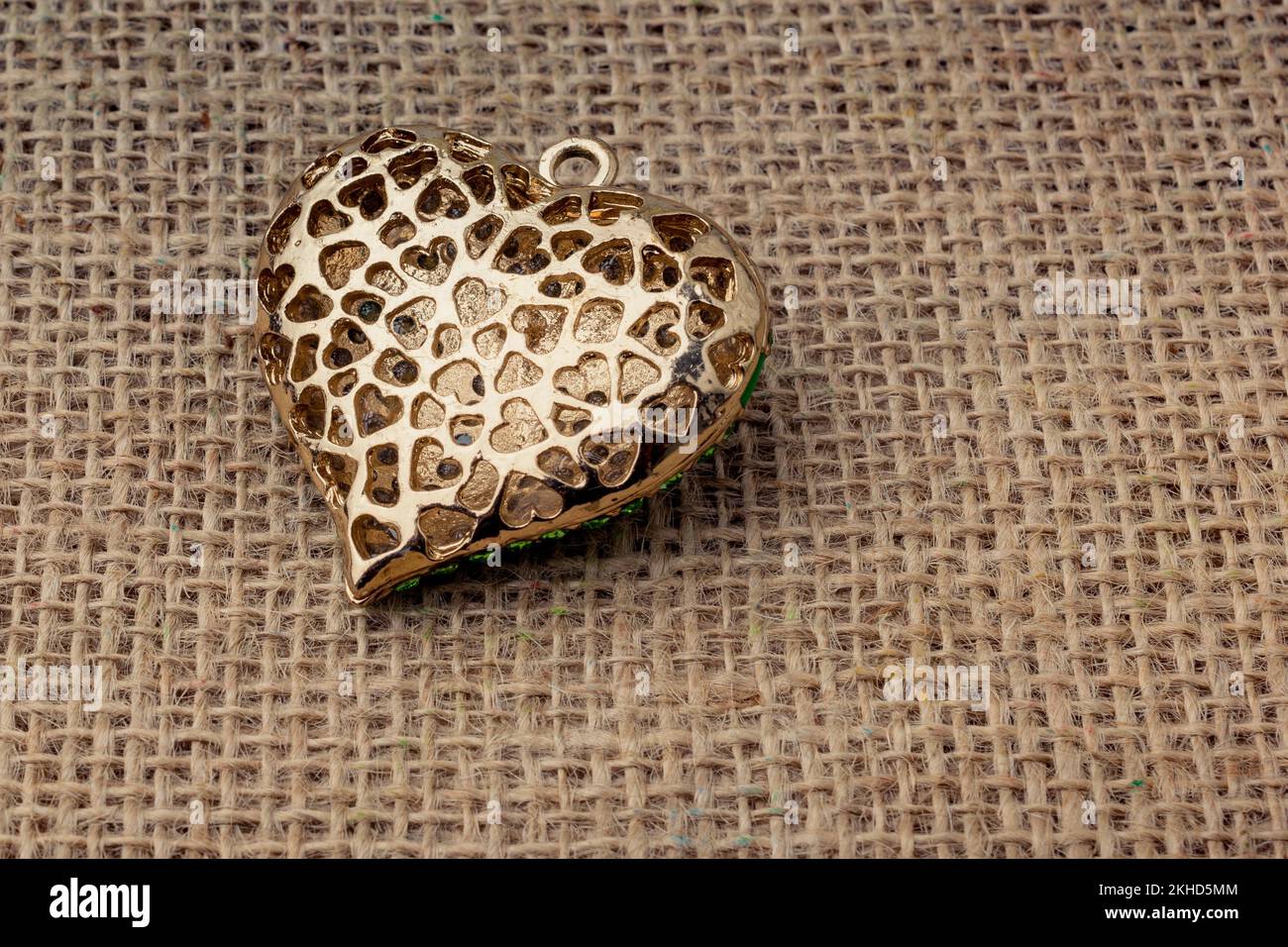 A forma di cuore ad oggetto con una freccia su tela Foto Stock