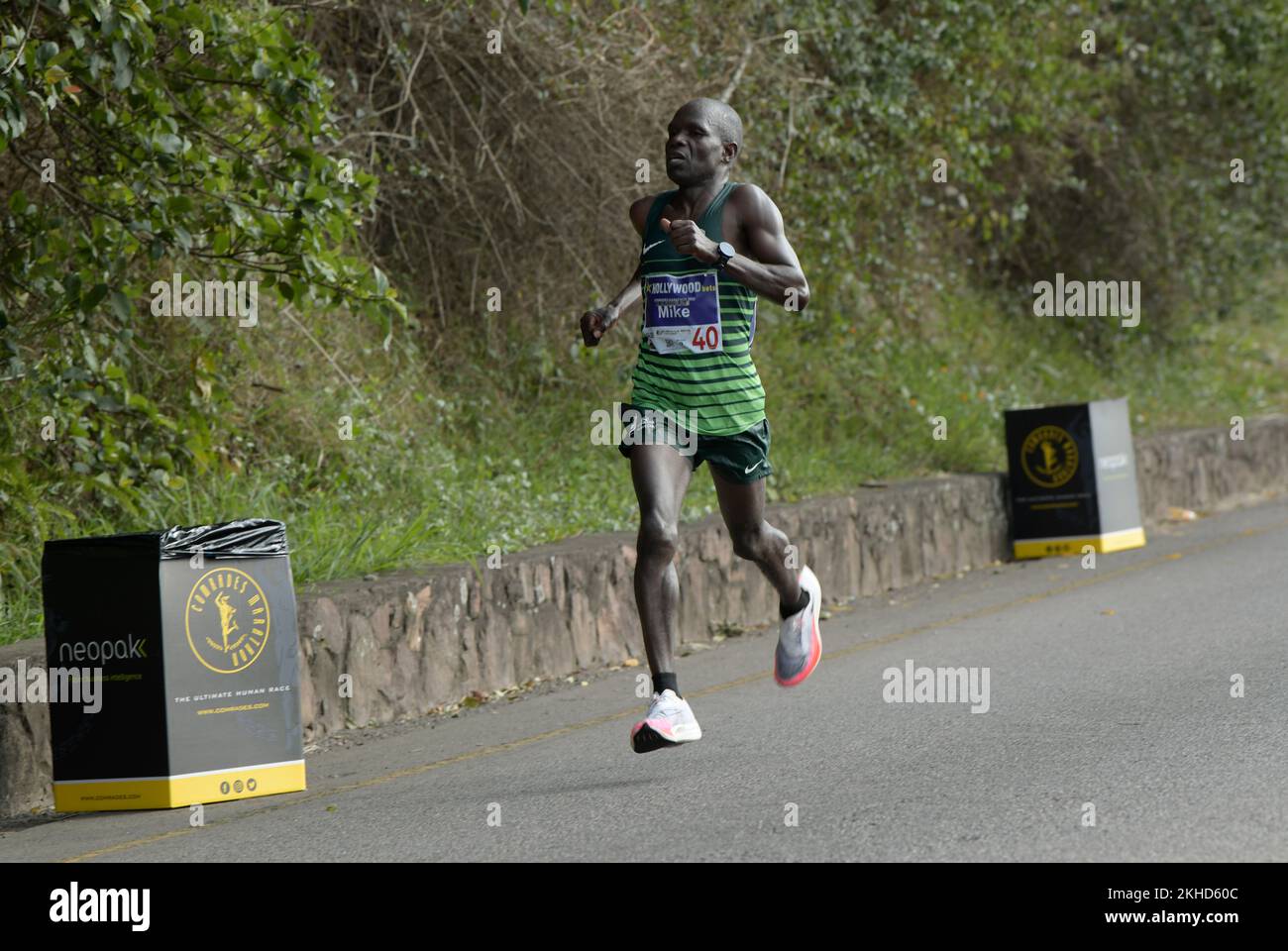 Single adult male runner, 95th compagni Maratona 2022, uomo in corsa, evento sportivo, Durban, Sudafrica, sfida di resistenza, sfocatura del movimento, razza umana Foto Stock