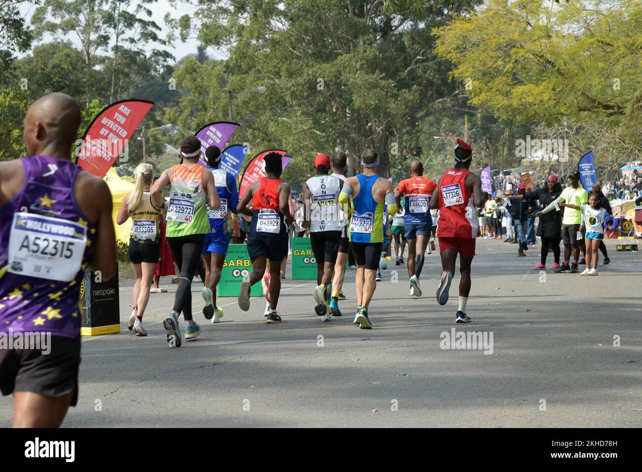 Gruppo di corridori, concorrenti che corrono 95th compagni Maratona 2022, evento sportivo internazionale di atletica, Durban, Sudafrica, sfida di resistenza, corsa Foto Stock