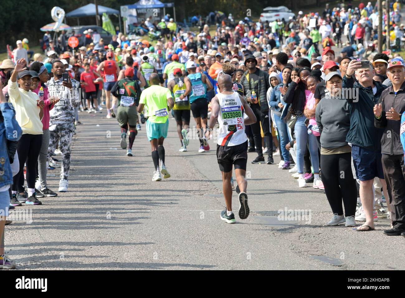 Folla, persone che guardano i concorrenti in corsa, 95th compagni Marathon 2022, Hillcrest, Durban, Sudafrica, contiene logo, evento sportivo mondiale, resistenza Foto Stock