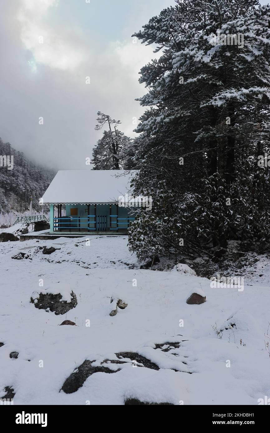 bella valle coperta di neve yumthang nella stagione invernale, valle panoramica yumthang circondato dalle montagne himalaya nel nord sikkim, india Foto Stock