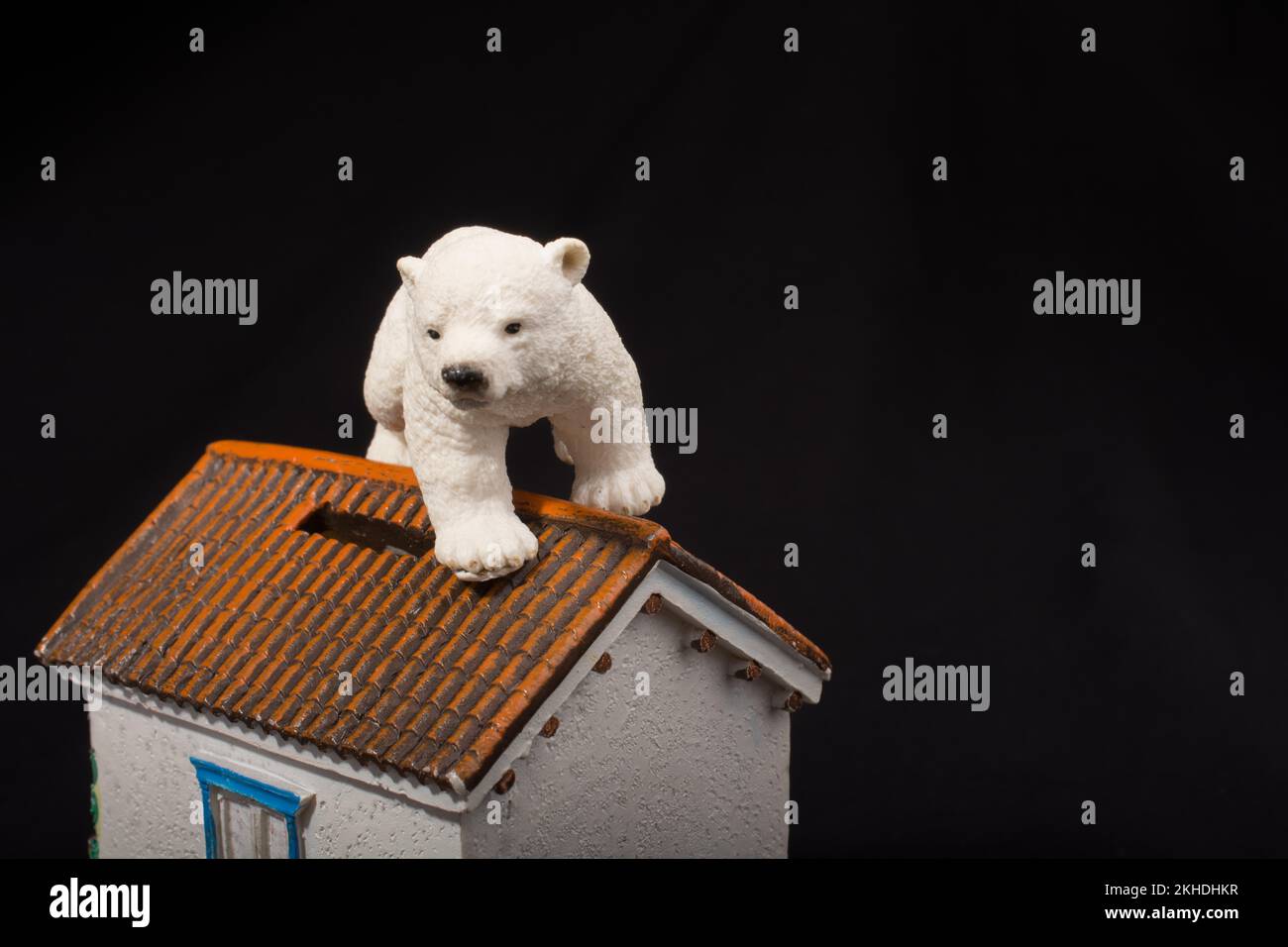 Orso polare modello collocato su un modello di casa Foto Stock