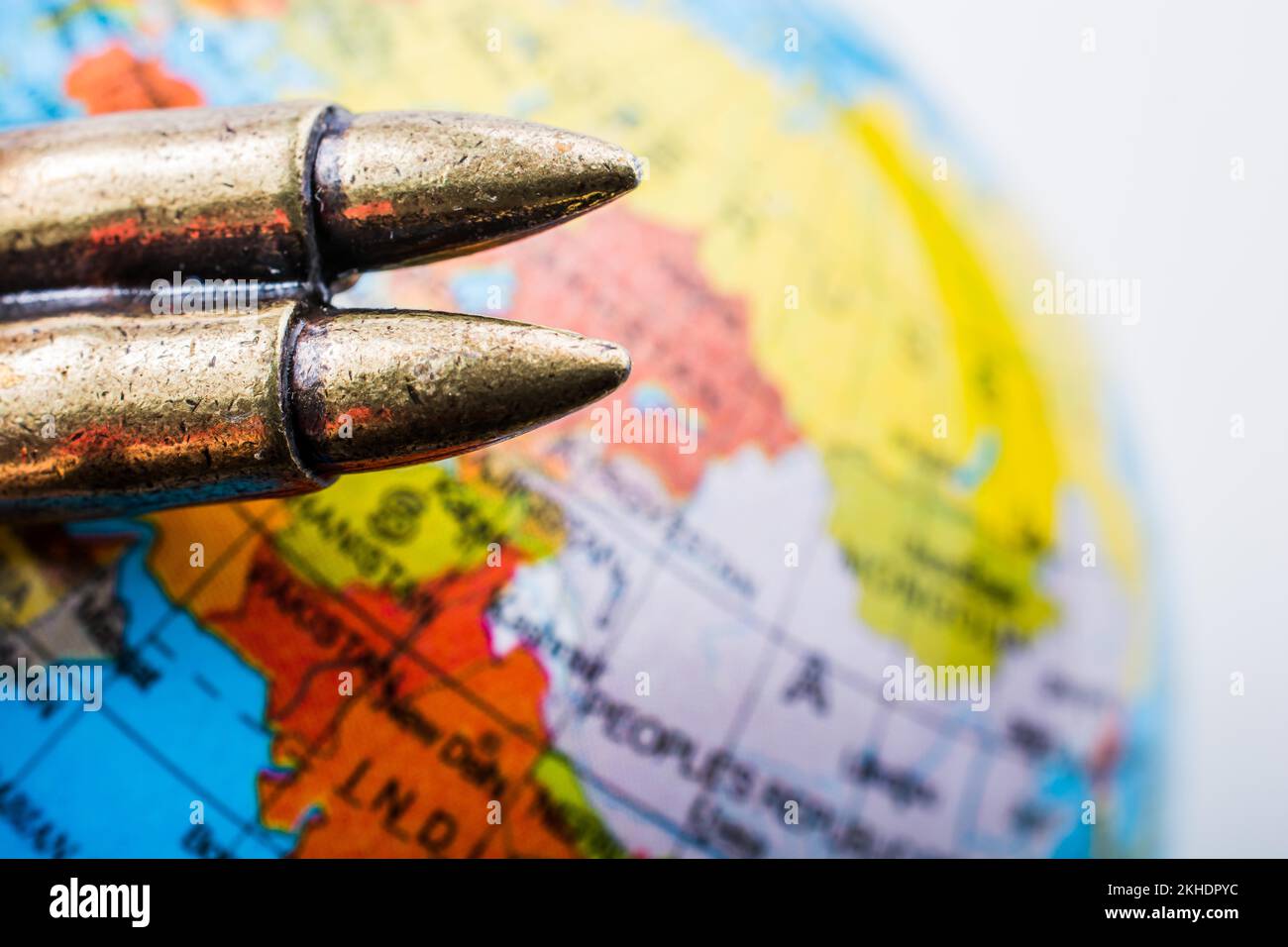 Bullet su un globo come contro la guerra fotografia concettuale Foto Stock