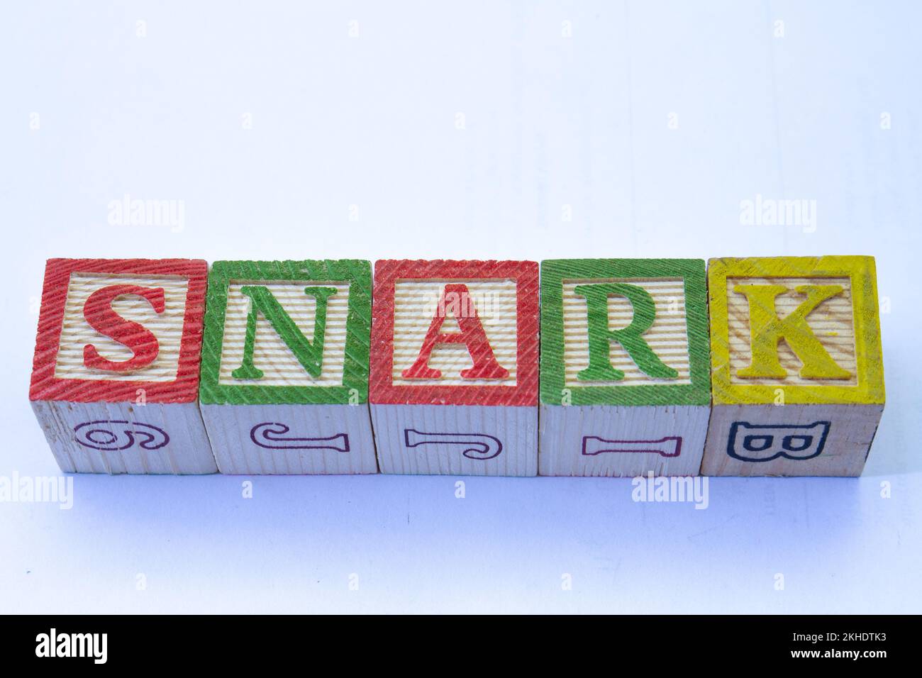 Il termine snark viene visualizzato visivamente su uno sfondo chiaro con spazio di copia Foto Stock