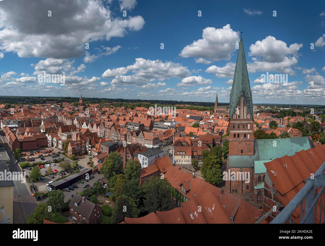 Vista panoramica dall'ex torre dell'acqua della città vecchia con le tre chiese, Lüneburg, bassa Sassonia, Germania, Europa Foto Stock