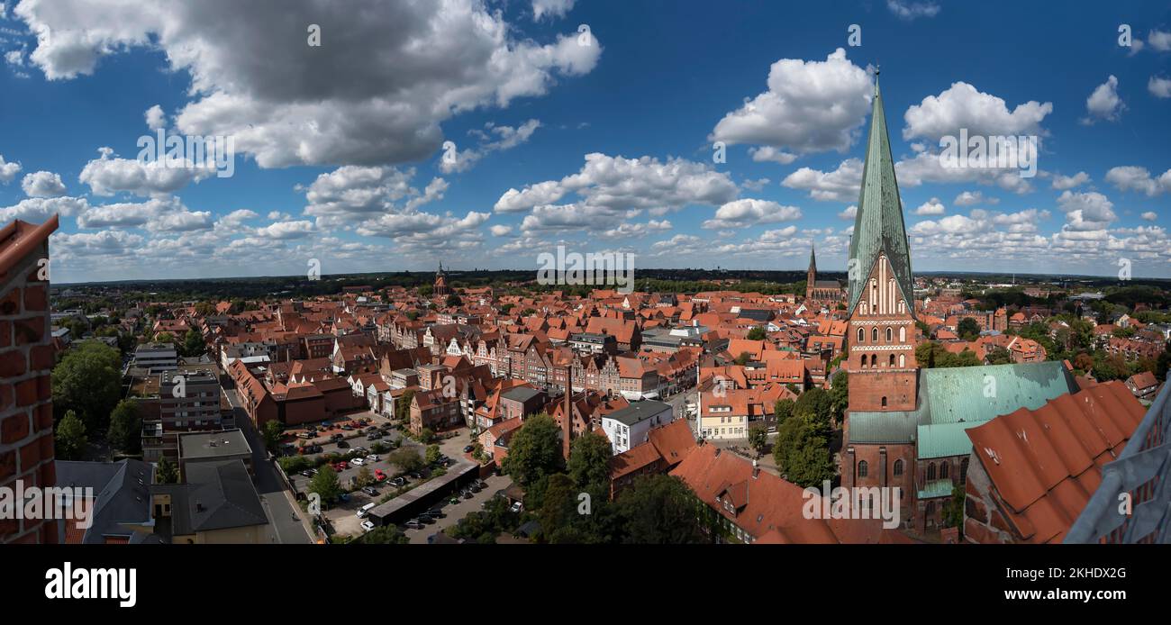 Vista panoramica dall'ex torre dell'acqua della città vecchia con le tre chiese, Lüneburg, bassa Sassonia, Germania, Europa Foto Stock