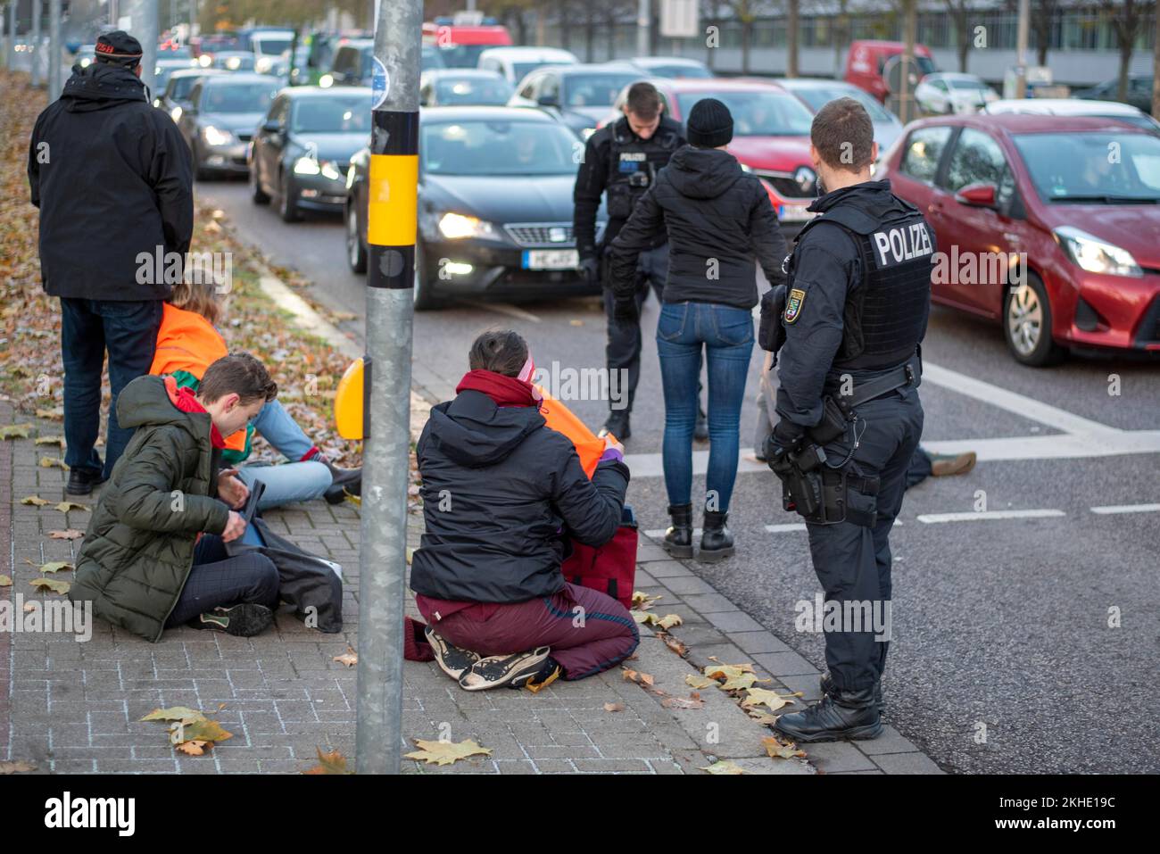 Attivisti del clima del gruppo Last Generation Block Road, polizia sicuro intersezione, Magdeburg, Sassonia-Anhalt, Germania, Europa Foto Stock