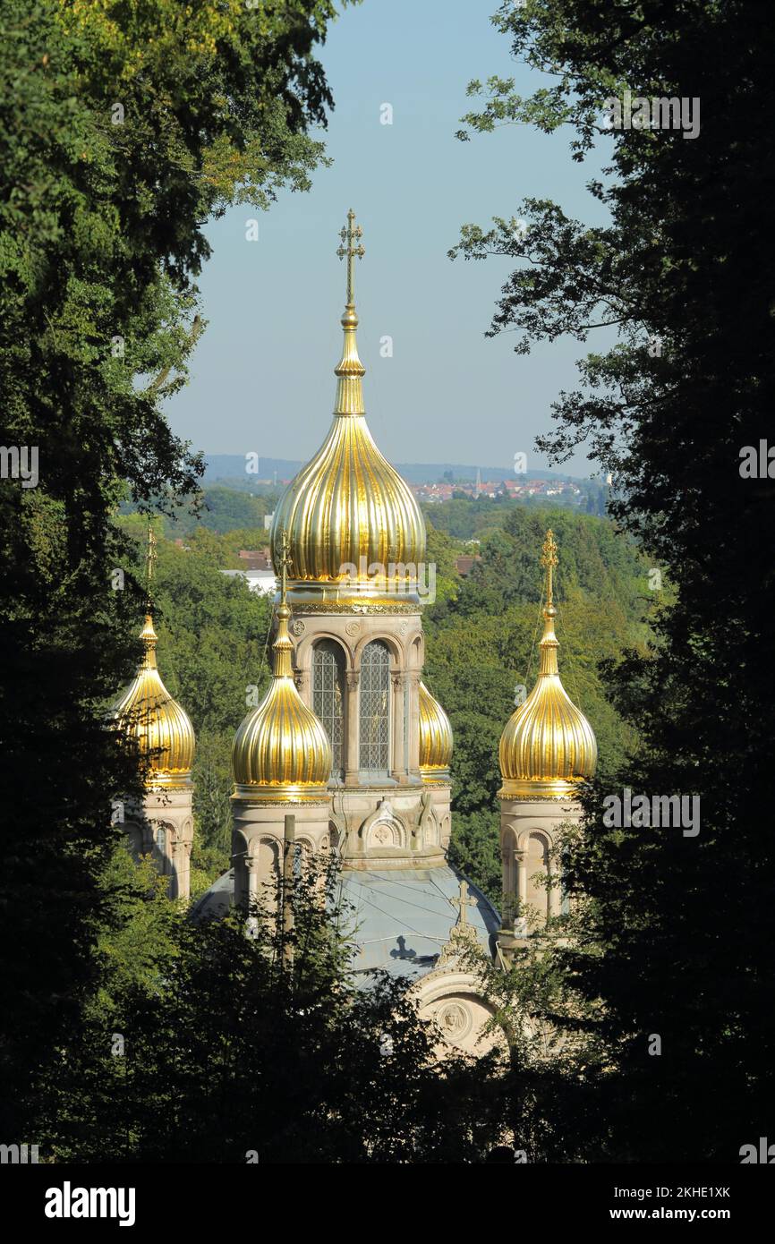 Torri della chiesa con cupole dorate, dalla cappella russa, costruito 1847-1855, sul Neroberg a Wiesbaden, Assia, Germania, Europa Foto Stock