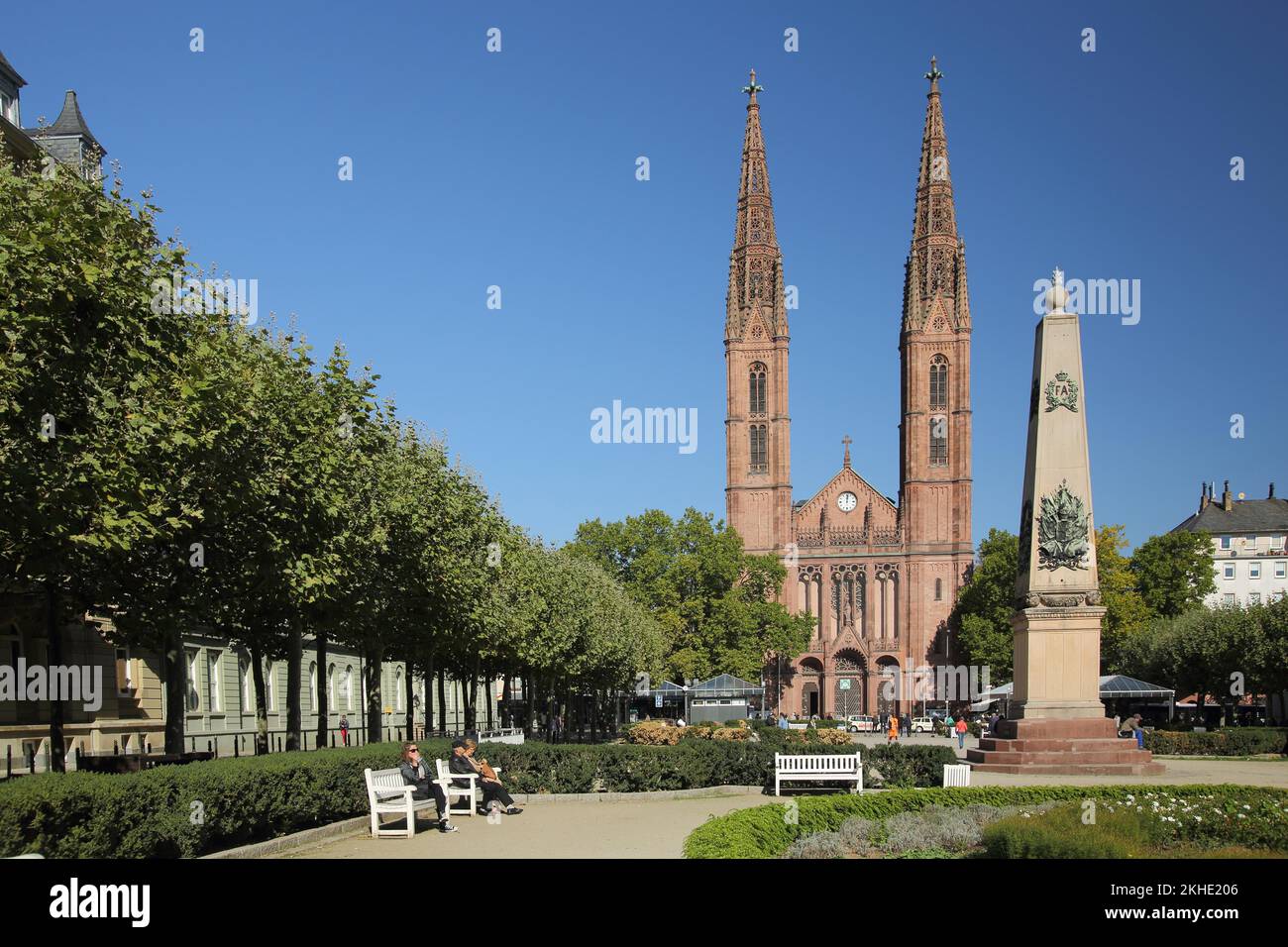 Luisenplatz con Waterloo Obelisco e St Chiesa di Bonifacio, a Wiesbaden, Assia, Germania, Europa Foto Stock