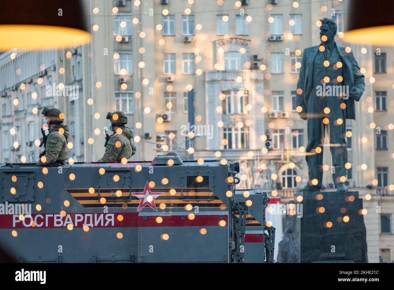 29 aprile 2021, Mosca, Russia. Dipendenti della Guardia Nazionale di Russia su un'auto blindata in Piazza Mayakovsky nella capitale russa. Foto Stock