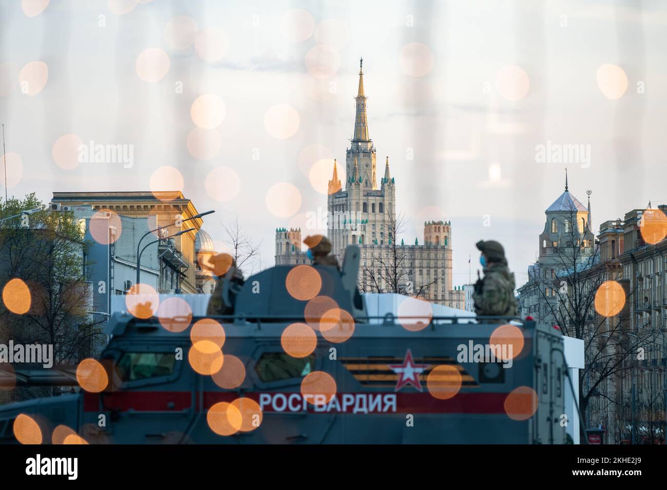 29 aprile 2021, Mosca, Russia. Dipendenti della Guardia Nazionale di Russia su un'auto blindata in Piazza Mayakovsky nella capitale russa. Foto Stock