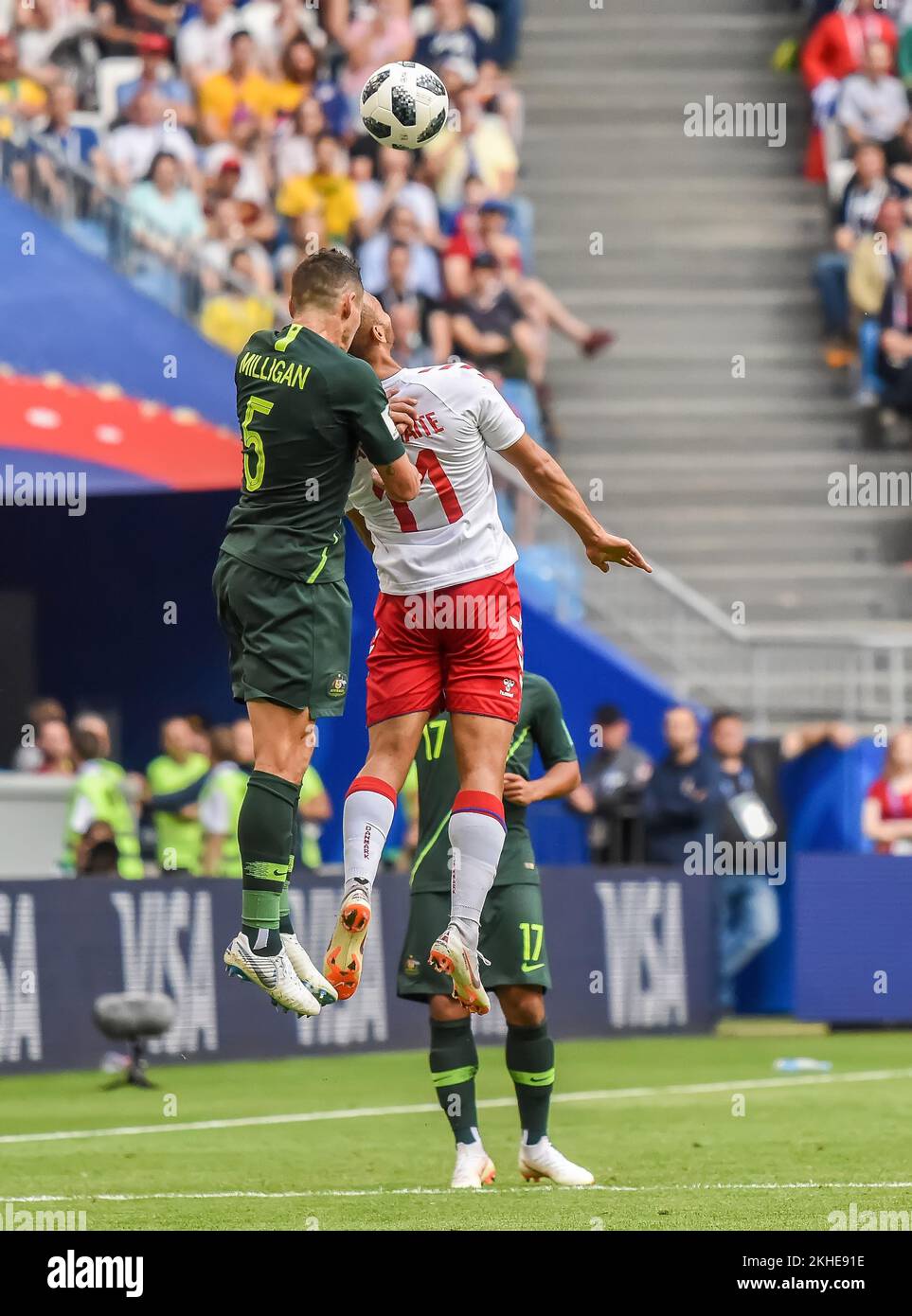 Samara, Russia – 21 giugno 2018. La nazionale di calcio danese, lo zenzero Martin Braithwaite, si dirige con il centrocampista australiano Mark Milligan durante FIFA W. Foto Stock