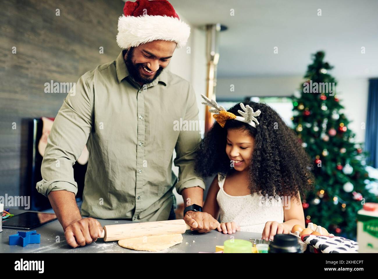 Bonding padre, ragazza o Natale cottura rolling pin in casa o in cucina casa per la colazione di festa, dessert di festa o torta di celebrazione. Sorridere, felice Foto Stock