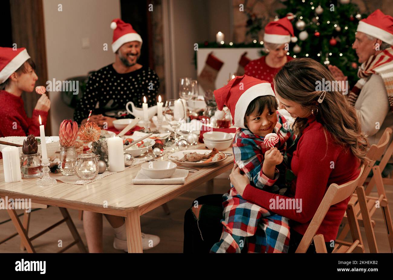 Natale, cena e felice grande famiglia nella sala da pranzo per una festa di festa. Nonni, genitori e bambini che si godono un evento di Natale Foto Stock