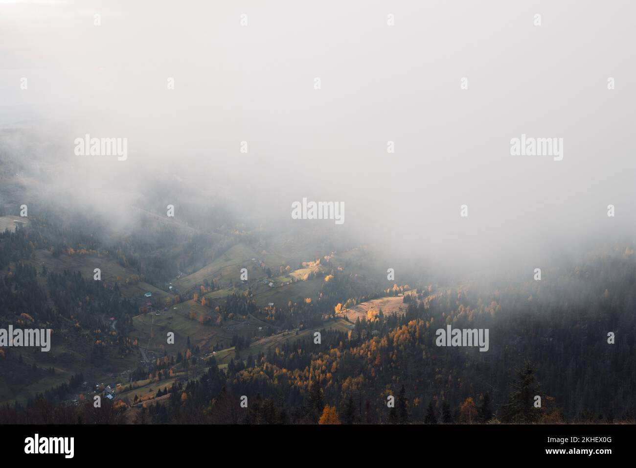 Paesaggio di nebbia autunnale. Splendida vista sulle montagne al mattino. Foto Stock