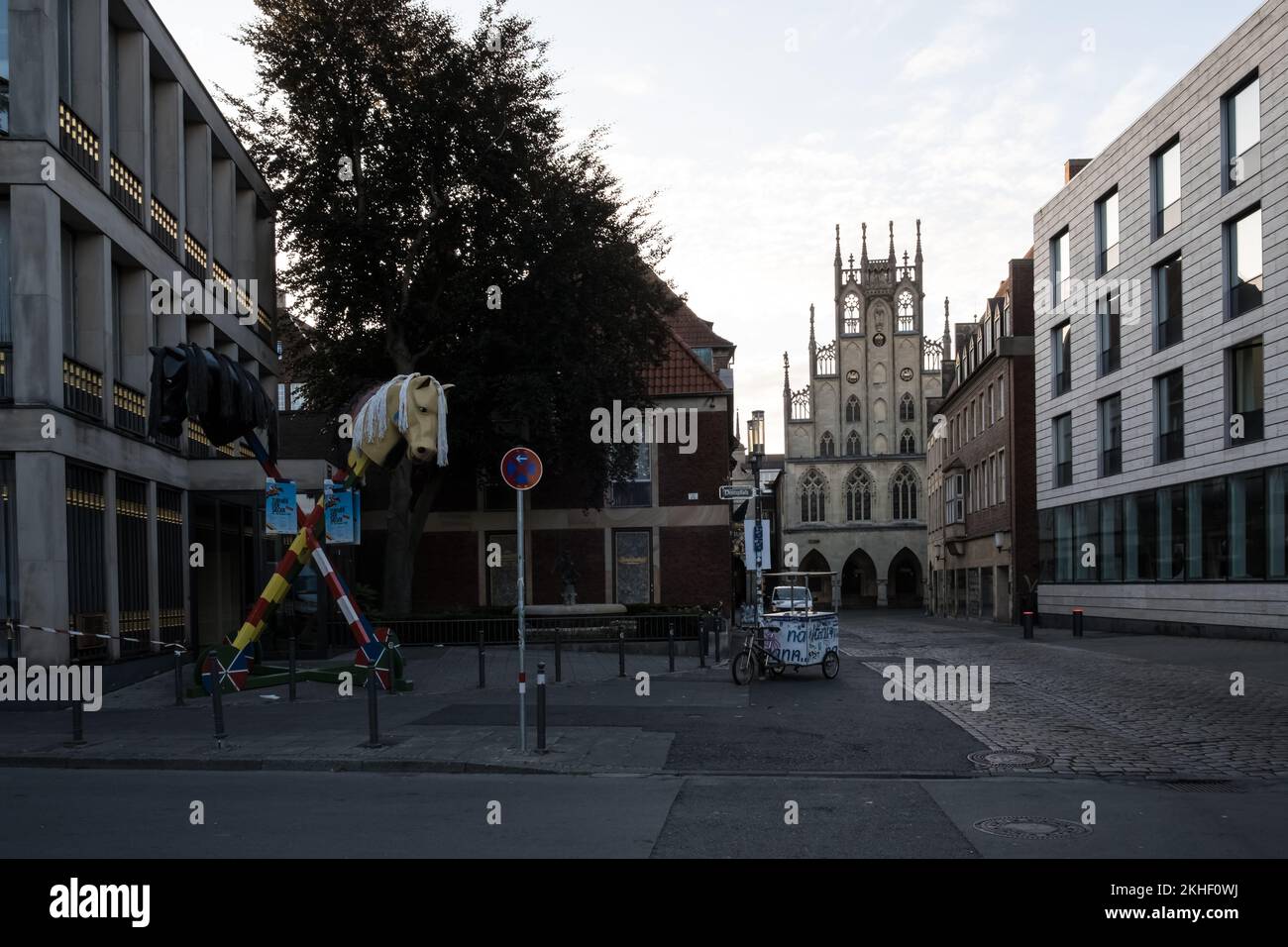 Dettaglio architettonico del centro storico di Münster, nella Renania settentrionale-Vestfalia. Sullo sfondo, lo storico Municipio di Münster. Foto Stock
