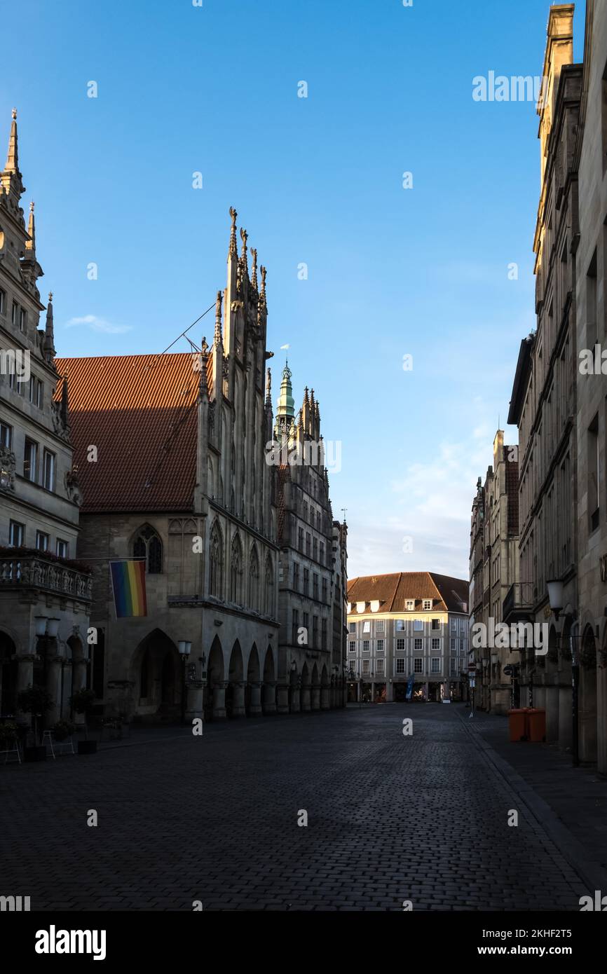 Dettaglio architettonico del centro storico di Münster, nella Renania settentrionale-Vestfalia. Sullo sfondo, lo storico Municipio di Münster. Foto Stock