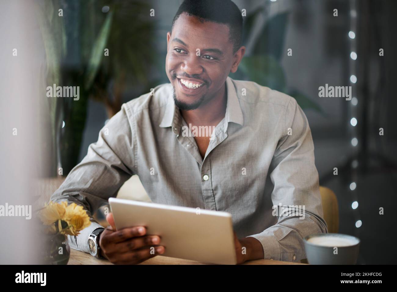 Uomo nero, tablet e felice al bar per il social media marketing, app di comunicazione o web. Uomo, caffè e tecnologia mobile per il social network Foto Stock