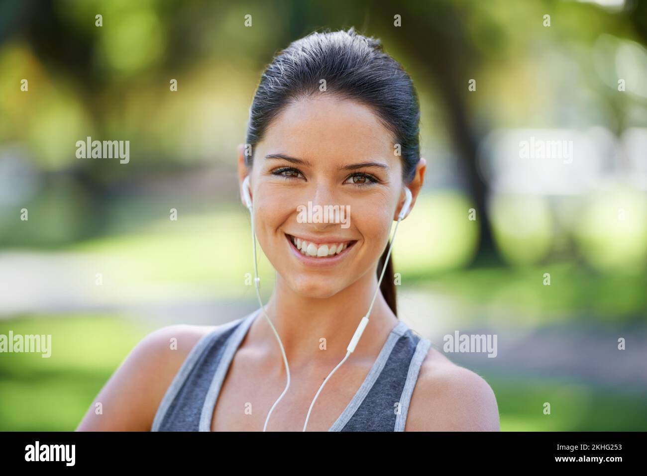Sentire il suo tempo di corsa è musica per le sue orecchie. un giovane runner che indossa le cuffie. Foto Stock
