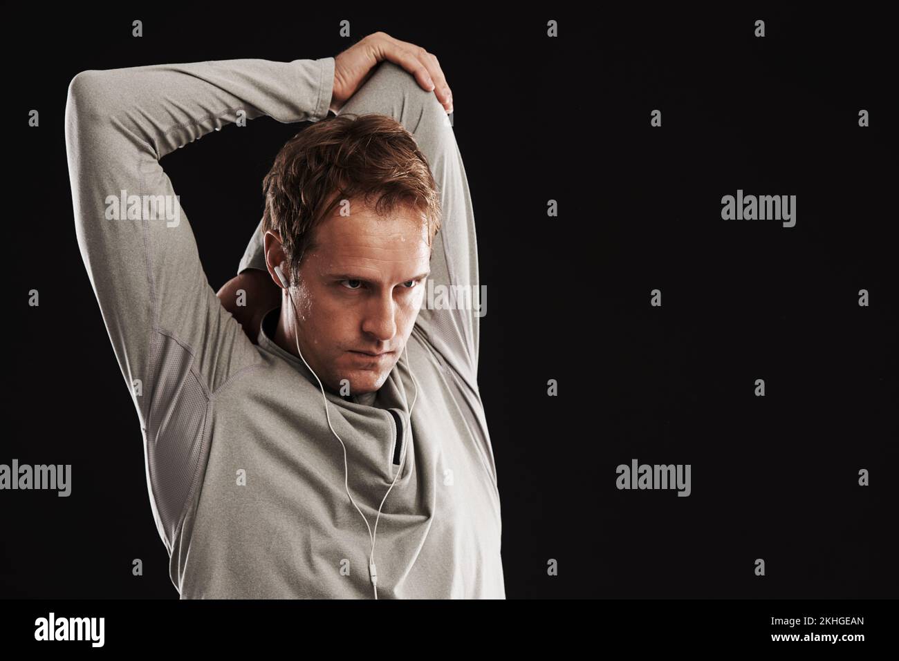 Come ottenere la sua forma fisica su. Studio girato di un bel giovane uomo in abbigliamento sportivo. Foto Stock