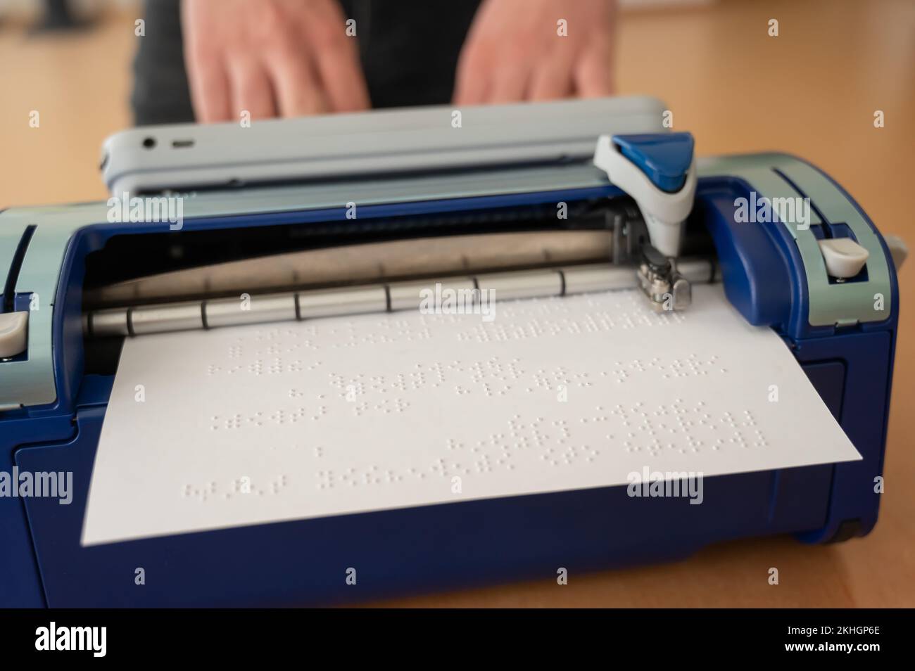 Uomo cieco che usa la macchina da scrivere braille. Foto Stock