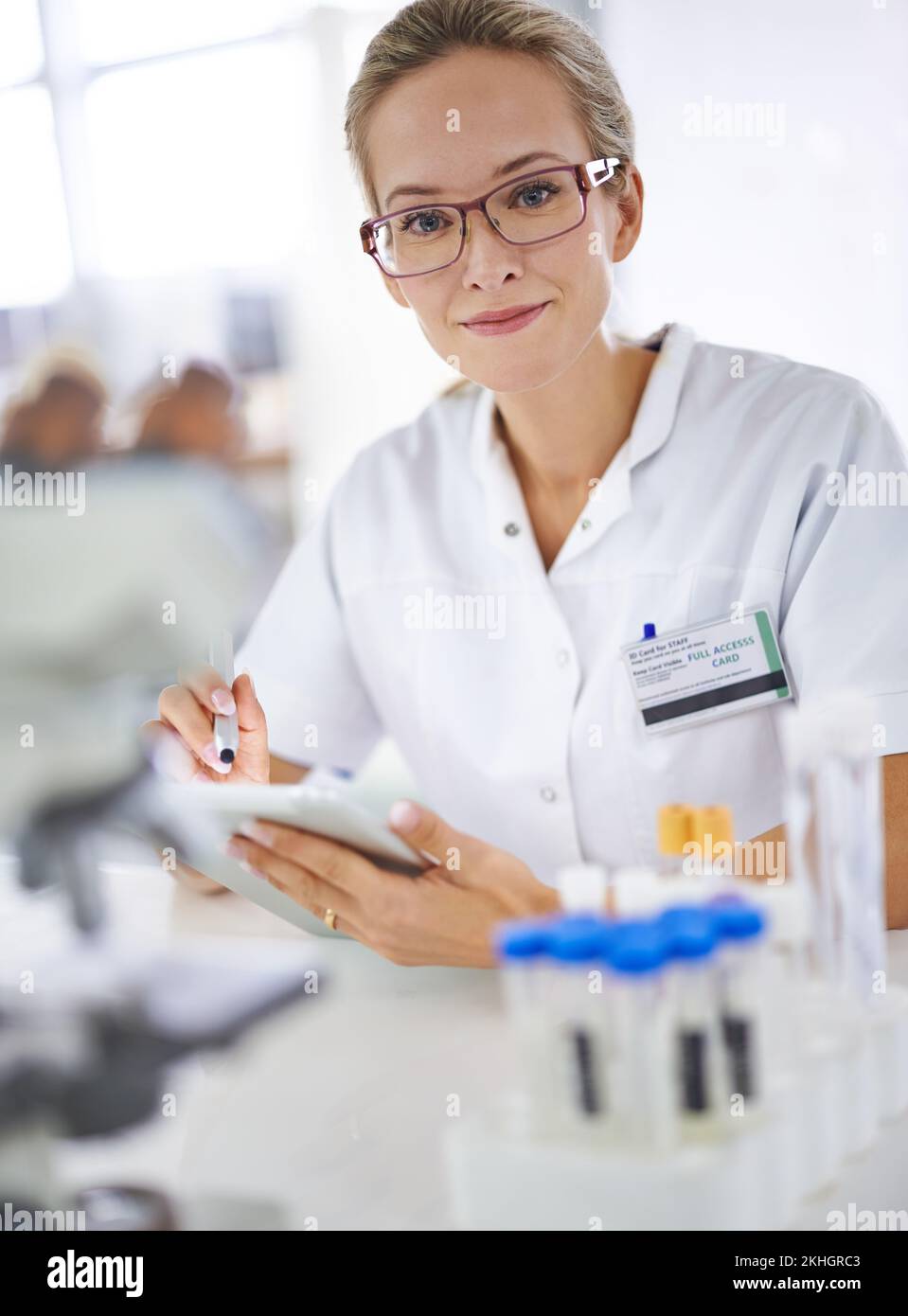 Registrazione dei dati per ulteriori analisi. Un giovane scienziato che lavora a un progetto di ricerca utilizzando un tablet. Foto Stock